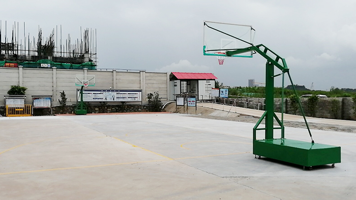 給力體育為14歲小孩子定制了一款籃球架，使用性簡(jiǎn)直了！